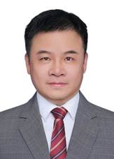 穿着西装的男人 AI 生成的内容可能不正确。