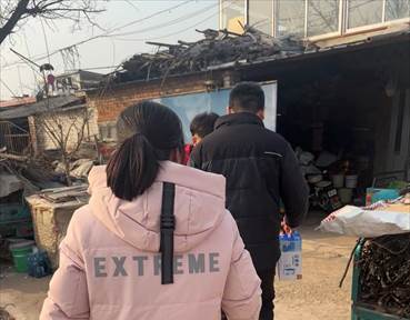 人站在街道上 AI 生成的内容可能不正确。